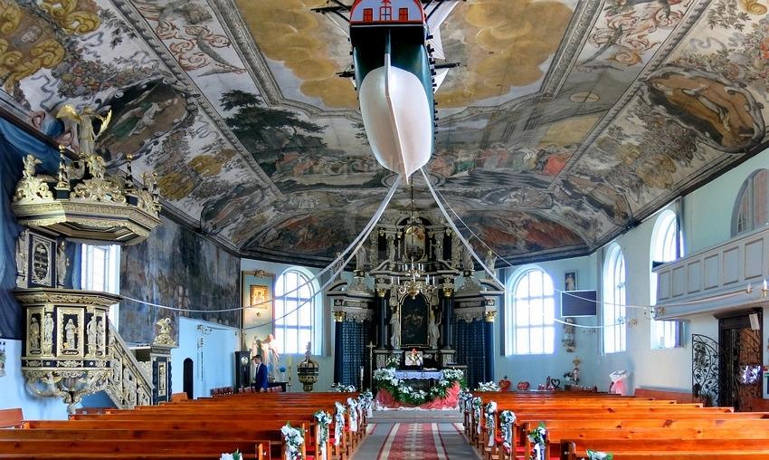 Zabytkowe wnętrze kościoła Najświętszego Serca Pana Jezusa w Stegnie